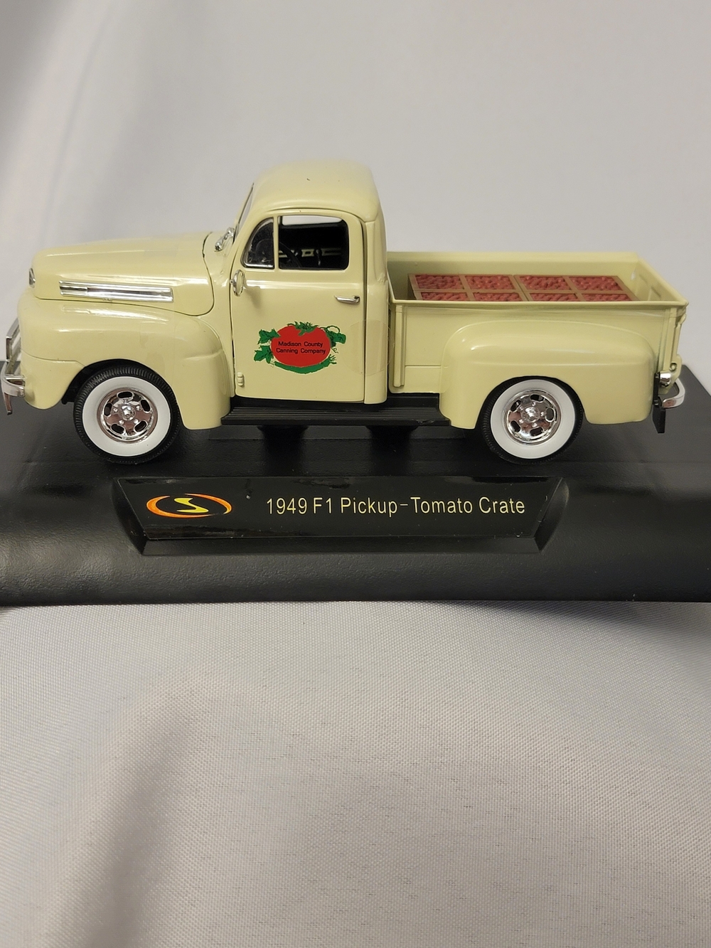 Signature Models 1949 F1 Pickup with Tomato Crate 1:32 Scale